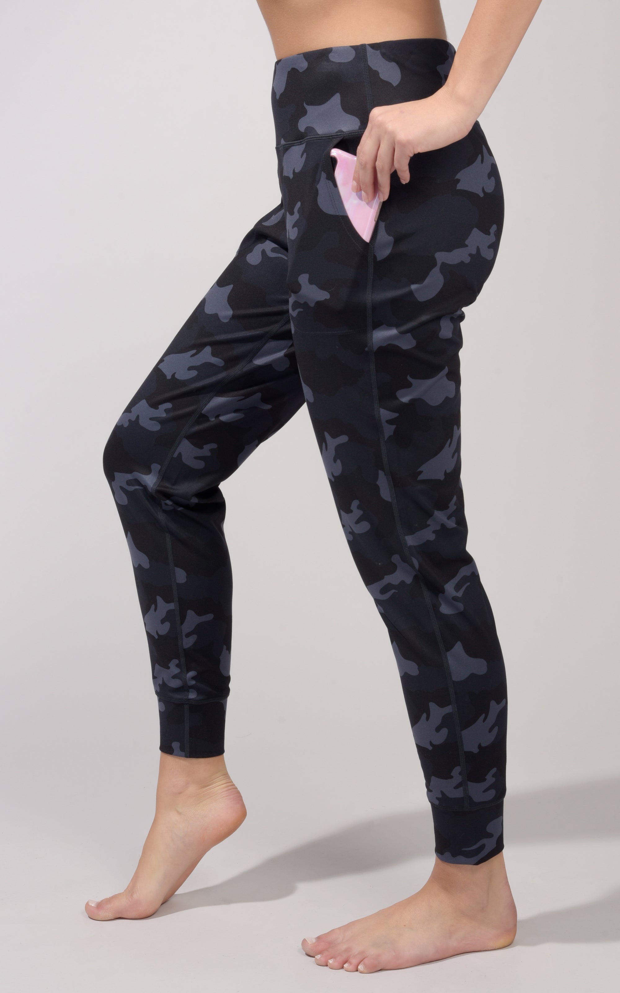Yogalicious Lux black & white stretchy with pockets short leggings
