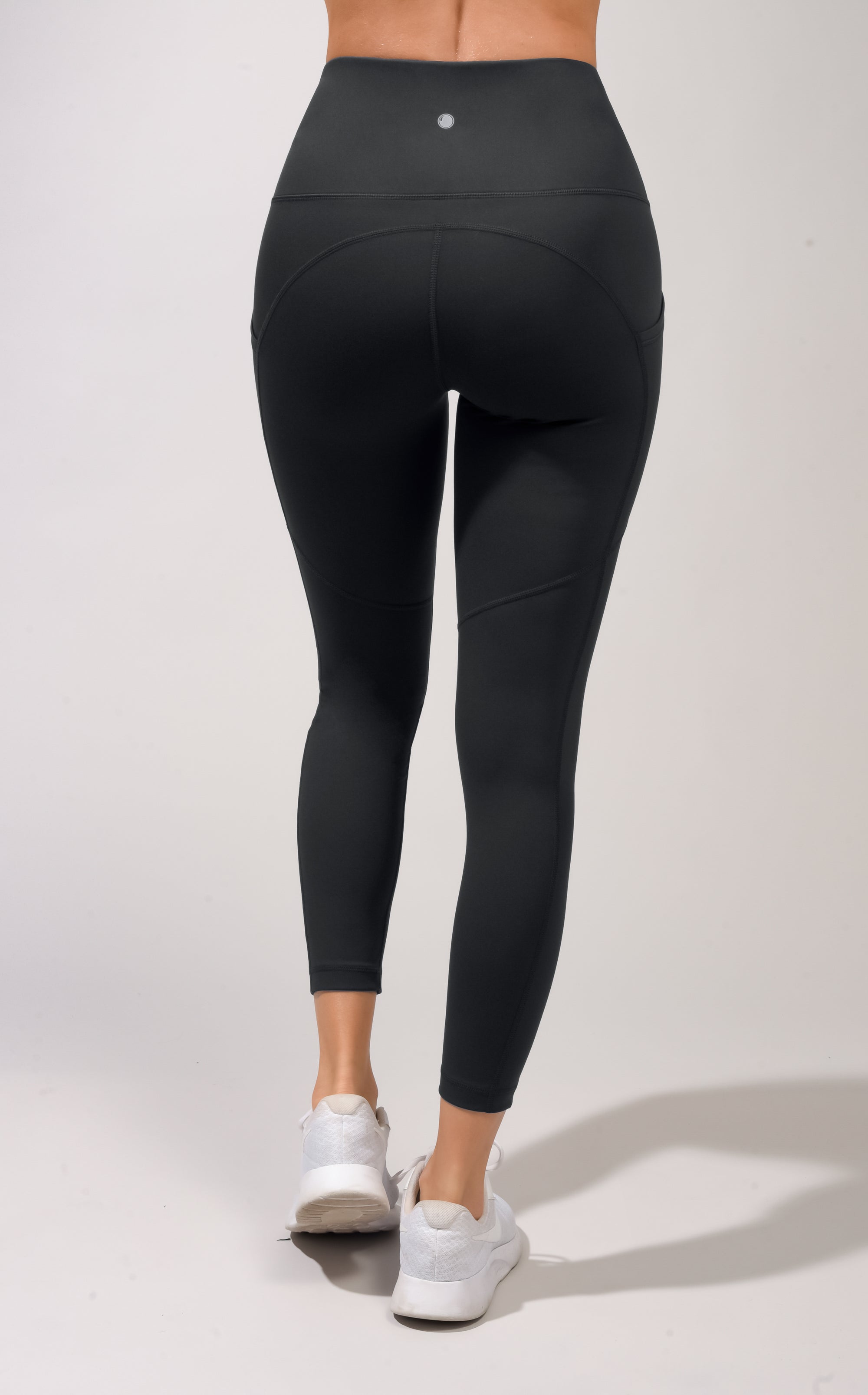 Yogalicious Lux black & white stretchy with pockets short leggings